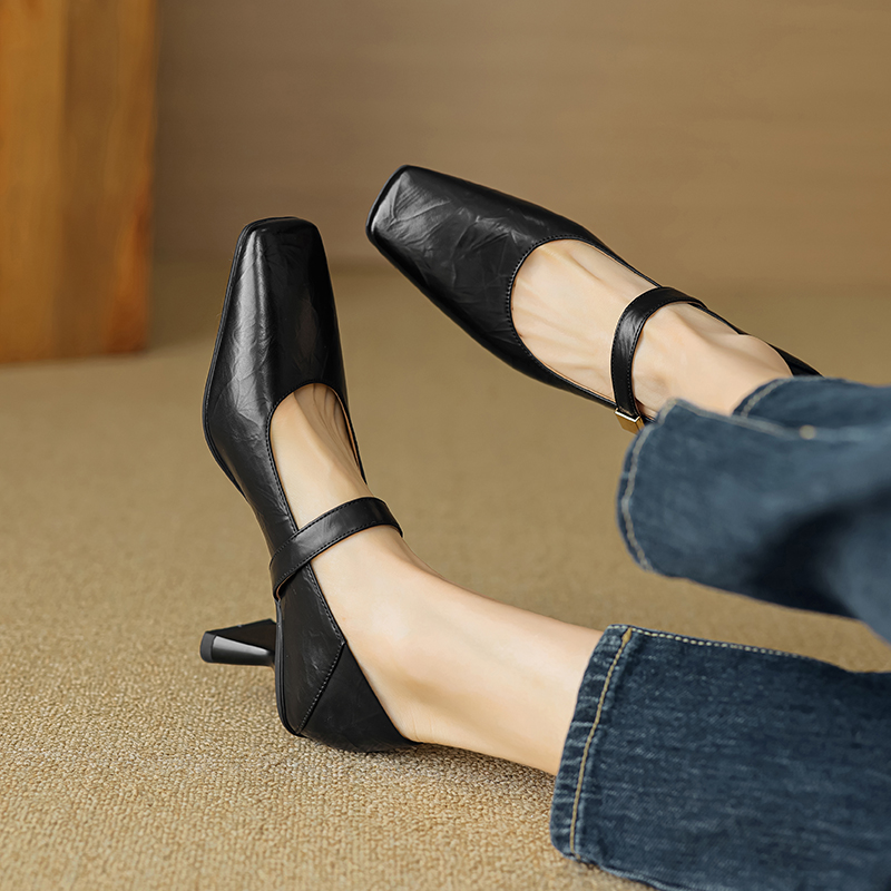 Vintage Square-Toe Chunky Heel Mary Jane High Heels with Single Strap - Italian Corso Venezia Inspired, Retro Style Footwear Vintage Square-Toe Chunky Heel Mary Jane High Heels with Single Strap - Italian Corso Venezia Inspired, Retro Style Footwear