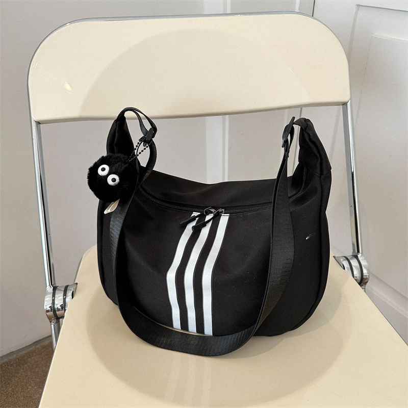 Waterproof Oxford Cloth Large-Capacity Dumpling Crossbody Bag for Women – Trendy Versatile Casual Sports Shoulder Bag Waterproof Oxford Cloth Large-Capacity Dumpling Crossbody Bag for Women – Trendy Versatile Casual Sports Shoulder Bag