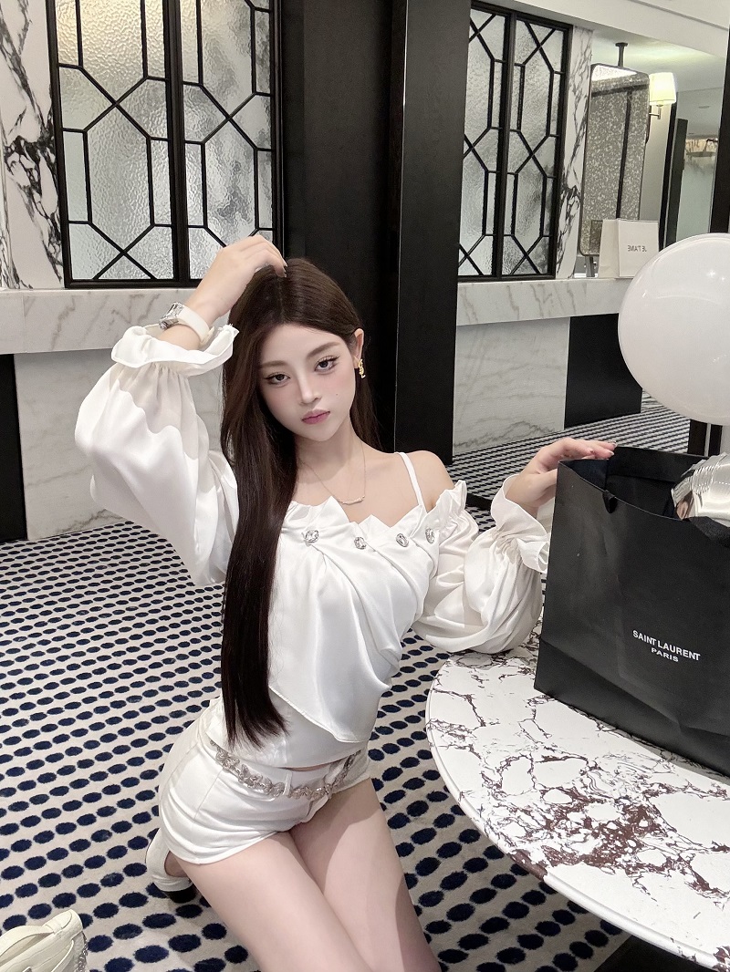 White High-Waisted Slim Fit Shorts for Women, Slimming Cut-Out Design, Trendy Hot Pants for Summer Style White High-Waisted Slim Fit Shorts for Women, Slimming Cut-Out Design, Trendy Hot Pants for Summer Style