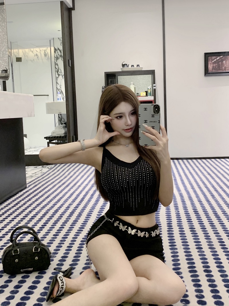 White High-Waisted Slim Fit Shorts for Women, Slimming Cut-Out Design, Trendy Hot Pants for Summer Style White High-Waisted Slim Fit Shorts for Women, Slimming Cut-Out Design, Trendy Hot Pants for Summer Style