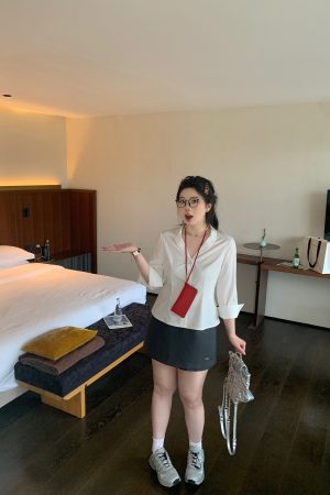 White Loose V-Neck Shirt - Versatile Moonlight Style Top, Perfect for Casual Chic Looks, Ideal for 90s and Y2K Fashion Enthusiasts