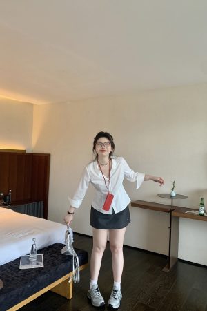 White Loose V-Neck Shirt - Versatile Moonlight Style Top, Perfect for Casual Chic Looks, Ideal for 90s and Y2K Fashion Enthusiasts