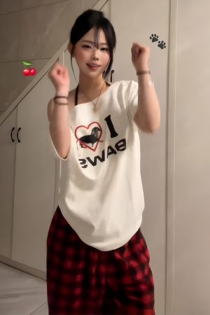 White Off-Shoulder Short Sleeve Women's T-Shirt - Summer Letter Print Casual Trendy Top for a Chic 90s Look