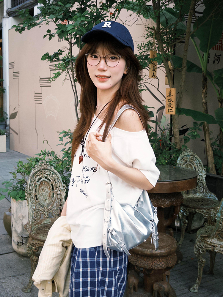 White Off-Shoulder T-Shirt for Women, Casual Summer Letter Print, Versatile Short Sleeves, College Style Hot Girl Top White Off-Shoulder T-Shirt for Women, Casual Summer Letter Print, Versatile Short Sleeves, College Style Hot Girl Top