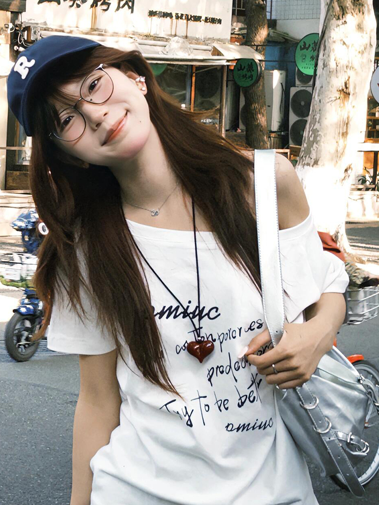 White Off-Shoulder T-Shirt for Women, Casual Summer Letter Print, Versatile Short Sleeves, College Style Hot Girl Top White Off-Shoulder T-Shirt for Women, Casual Summer Letter Print, Versatile Short Sleeves, College Style Hot Girl Top