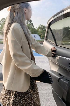 White Petite Suit Jacket for Women, Casual Short Blazer, High-End Design, 2025 Spring Autumn Trend, Chic Niche Style