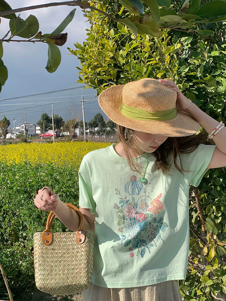 White Short Sleeve Floral Oil Painting T-Shirt for Women, Summer Pure Cotton, Loose Fit, Round Neck, Vintage Style Top White Short Sleeve Floral Oil Painting T-Shirt for Women, Summer Pure Cotton, Loose Fit, Round Neck, Vintage Style Top