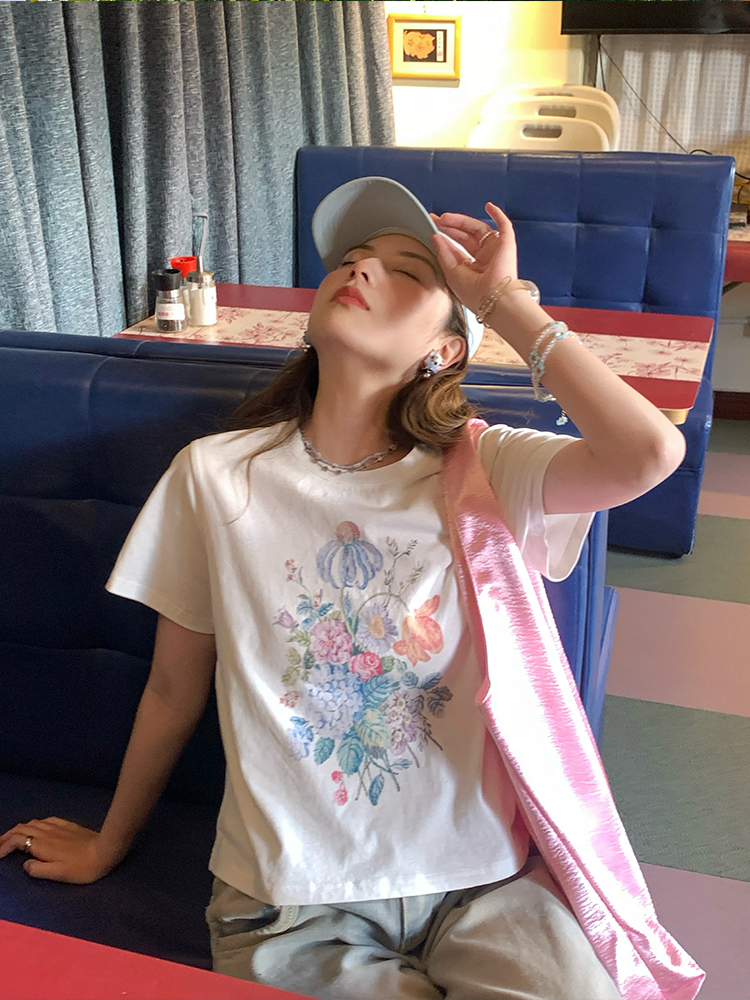 White Short Sleeve Floral Oil Painting T-Shirt for Women, Summer Pure Cotton, Loose Fit, Round Neck, Vintage Style Top White Short Sleeve Floral Oil Painting T-Shirt for Women, Summer Pure Cotton, Loose Fit, Round Neck, Vintage Style Top