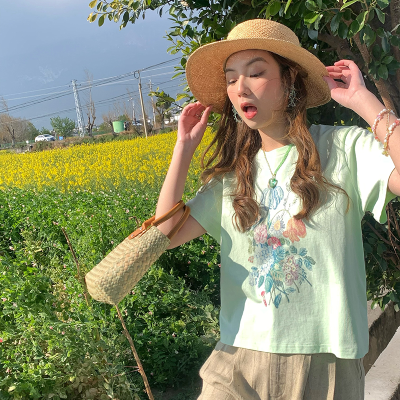 White Short Sleeve Floral Oil Painting T-Shirt for Women, Summer Pure Cotton, Loose Fit, Round Neck, Vintage Style Top White Short Sleeve Floral Oil Painting T-Shirt for Women, Summer Pure Cotton, Loose Fit, Round Neck, Vintage Style Top