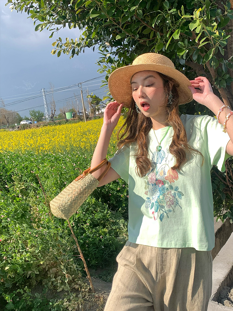 White Short Sleeve Floral Oil Painting T-Shirt for Women, Summer Pure Cotton, Loose Fit, Round Neck, Vintage Style Top White Short Sleeve Floral Oil Painting T-Shirt for Women, Summer Pure Cotton, Loose Fit, Round Neck, Vintage Style Top