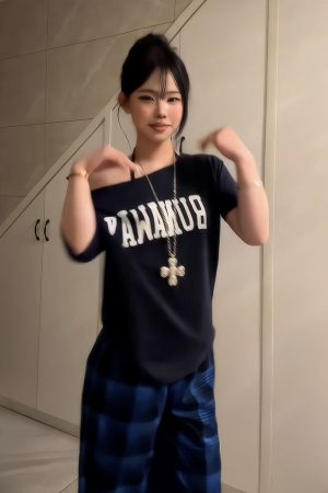 Women's American Retro Off-Shoulder T-Shirt, Summer Letter Print, Loose Slimming Short Sleeves, Trendy Shoulder-Baring Top