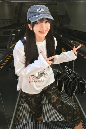 Womenâ€™s Casual Loose Fit Hand-Painted Round Neck T-Shirt - American Style Long Sleeve Top in Pure Cotton for Early Spring