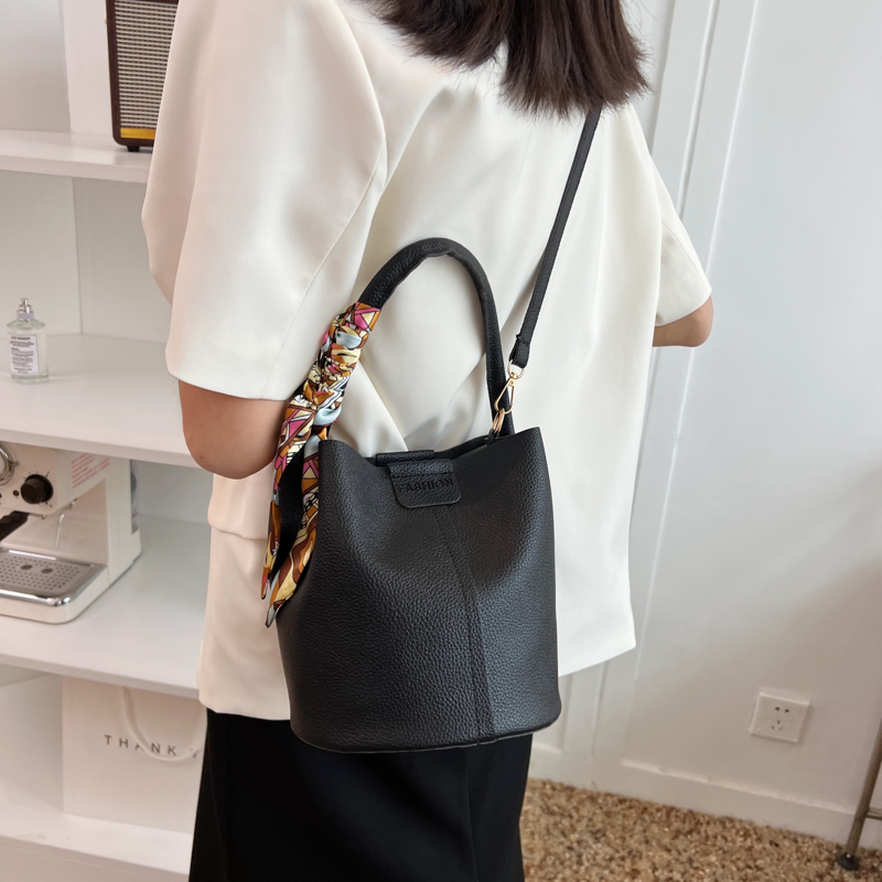 Women's Large Capacity Crossbody Bag - High-End Summer 2025 Trendy Tote Bucket Bag for Stylish Everyday Use Women's Large Capacity Crossbody Bag - High-End Summer 2025 Trendy Tote Bucket Bag for Stylish Everyday Use