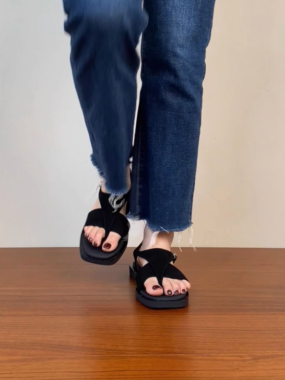 Women's Sanded Sheepskin Thong Flat Square-Toe Sandals - Versatile Open-Toe Roman Style for Summer 2025 Women's Sanded Sheepskin Thong Flat Square-Toe Sandals - Versatile Open-Toe Roman Style for Summer 2025