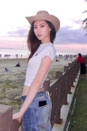 Womenâ€™s Slim Fit White Short Sleeve T-Shirt - American Retro Summer Style, Pure Cotton, Niche Design