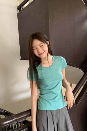 Women's Slim Solid Color U-Neck Short Sleeve T-Shirt - Flattering Basic Top for Summer 2025, Casual Chic Style