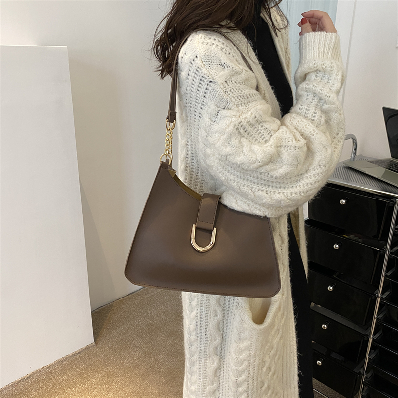 Women's Soft Leather Large Capacity Tote Bag with Chain Detail, Chic Handheld Shoulder Bag for Stylish Everyday Use Women's Soft Leather Large Capacity Tote Bag with Chain Detail, Chic Handheld Shoulder Bag for Stylish Everyday Use