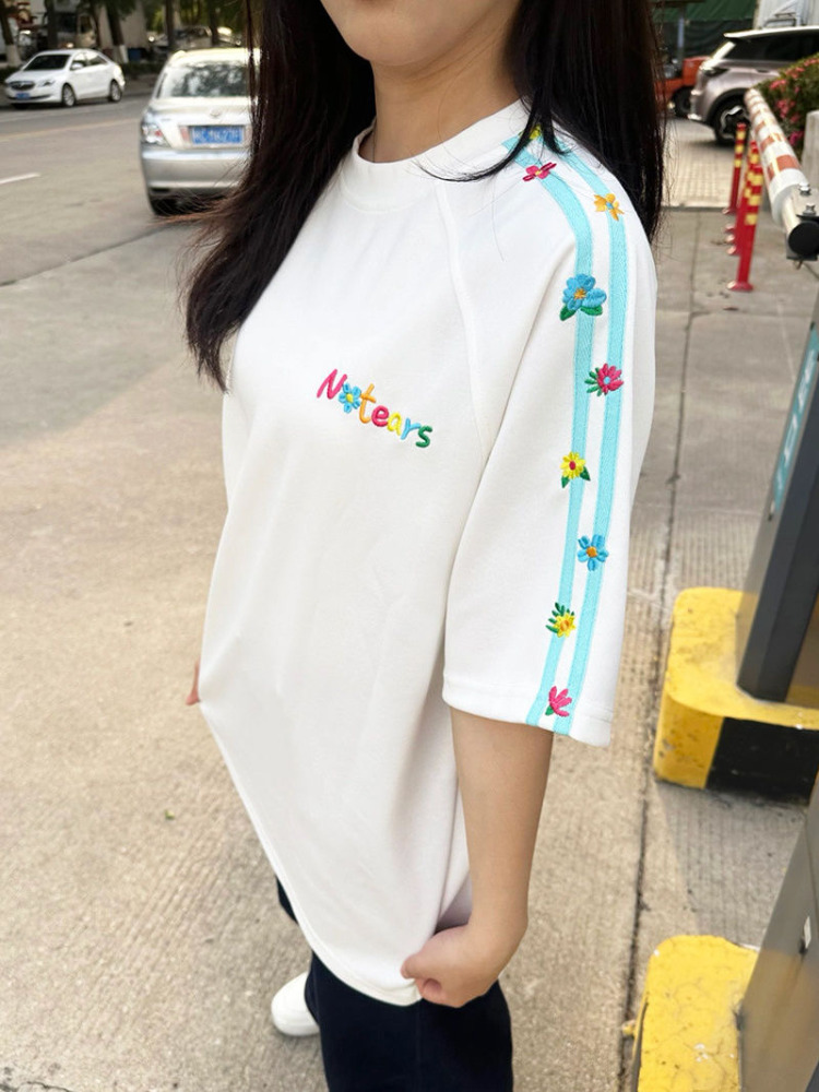 Women's Summer 2025 Spliced Color Stripe Embroidered Flower Short Sleeve T-Shirt - High-End Raglan Style for Trendy Couples Women's Summer 2025 Spliced Color Stripe Embroidered Flower Short Sleeve T-Shirt - High-End Raglan Style for Trendy Couples