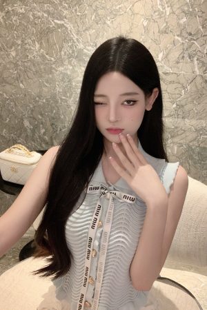 Women's Summer Elegant Fitted Sleeveless Knitted Vest with Lapel - Chic Short Top for Stylish Outfits