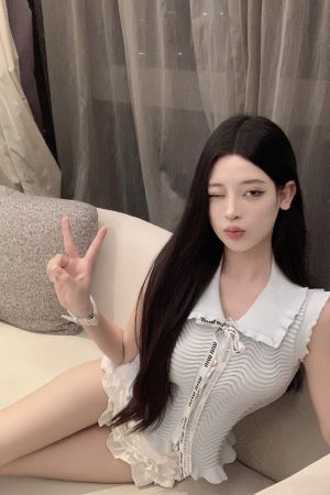 Women's Summer Elegant Fitted Sleeveless Knitted Vest with Lapel - Chic Short Top for Stylish Outfits