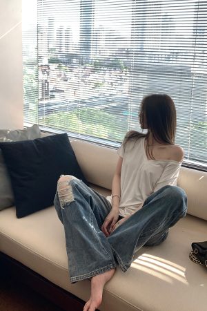 Women's Vintage Loose Ripped Straight Leg Jeans in Yuppie Casual Style - Summer 90s Vibe