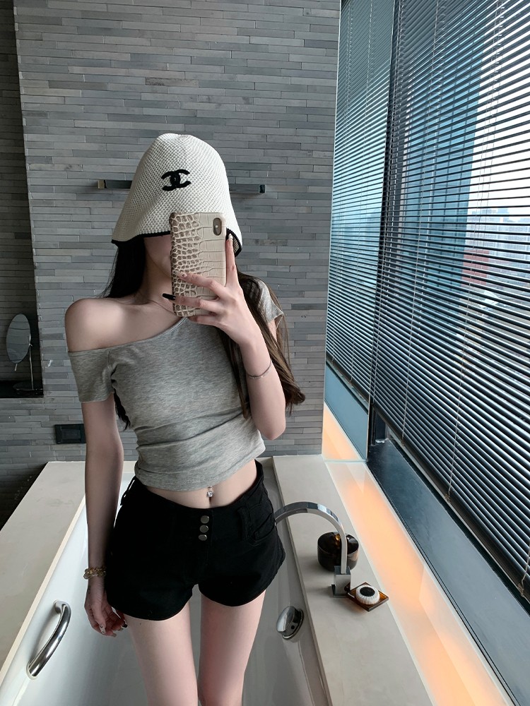 Women's Vintage Summer Slim-Fit Denim Hot Pants Shorts - Versatile Casual Style for Y2K and 90s Fashion Women's Vintage Summer Slim-Fit Denim Hot Pants Shorts - Versatile Casual Style for Y2K and 90s Fashion