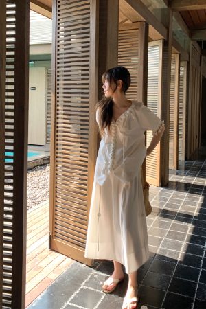 Women's White Half-Length A-Line Skirt with 3D Rose Flower Decoration - Summer 2025 Trendy Floral Style