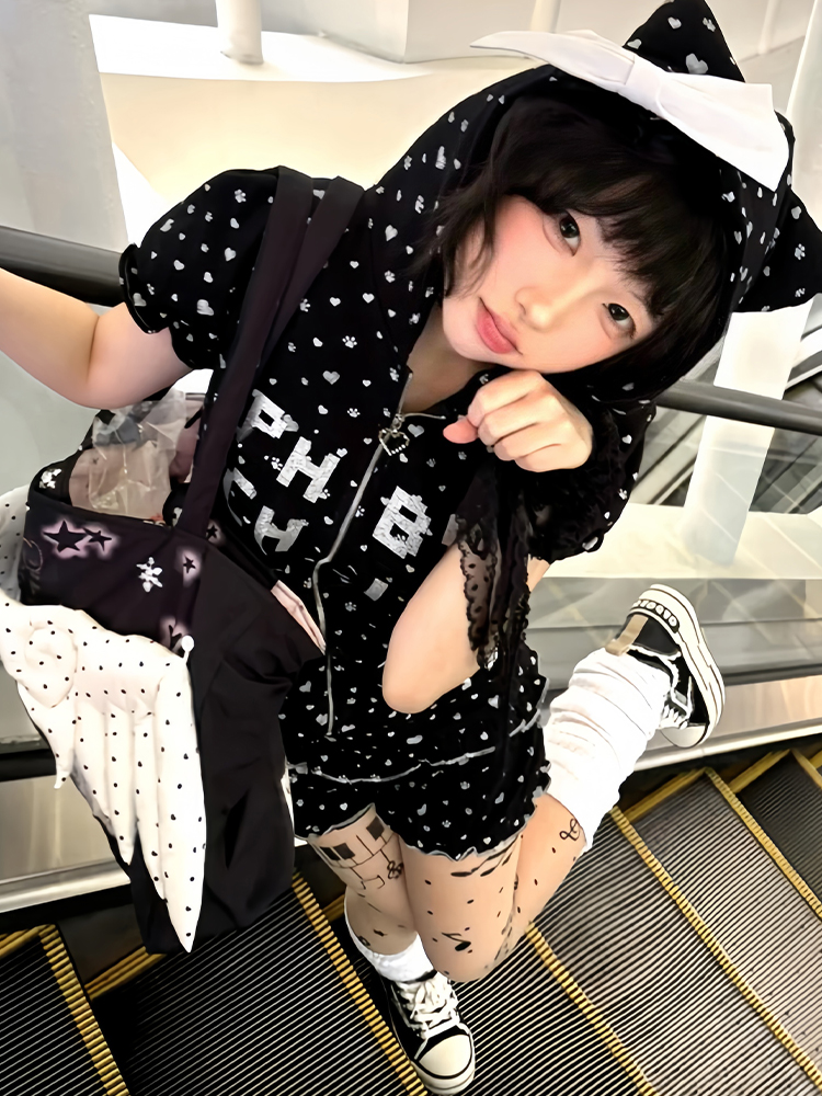 Y2K Bubble Sleeve Hooded T-Shirt and Shorts Set for Women - Trendy Summer Subculture Look Y2K Bubble Sleeve Hooded T-Shirt and Shorts Set for Women - Trendy Summer Subculture Look